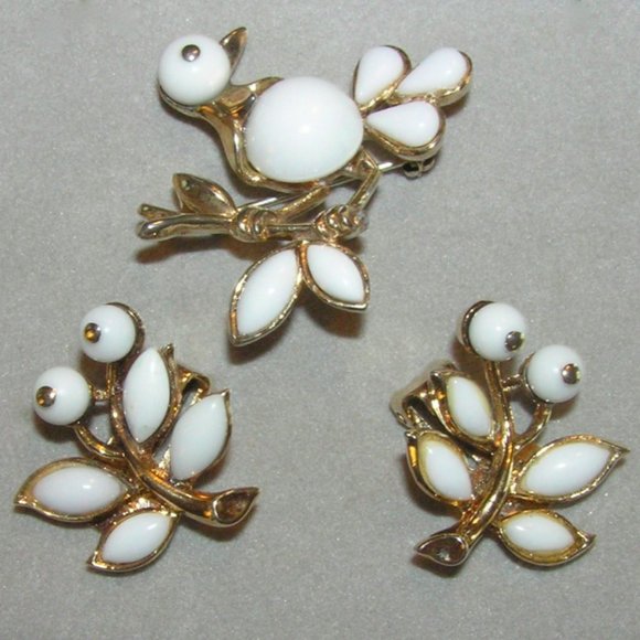 ALFRED PHILIPPE for TRIFARI c1940s Milk Glass Demi - Picture 1 of 3